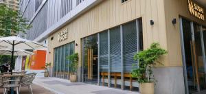 Elite Homestays Family-Friendly Condo Near Malls with Pool & Gym