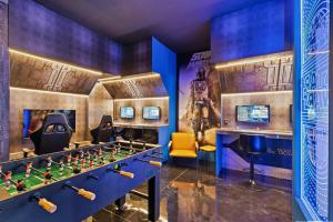 Group Getaway Paradise: Large Home Water Park