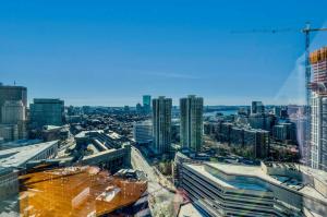 Stunning Apt with City Views