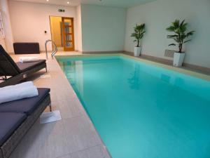 Fabulous Retreat sleeps 14 with Pool and Sauna - Pass the Keys