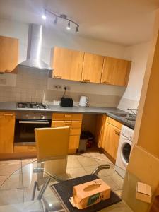 Lovely 2 bedroom river view apartment