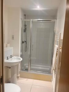 Lovely 2 bedroom river view apartment