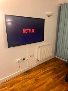 Lovely 2 bedroom river view apartment