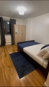 Lovely 2 bedroom river view apartment