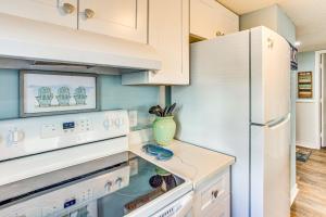 Walk to Ocean Myrtle Beach Retreat with Sunroom