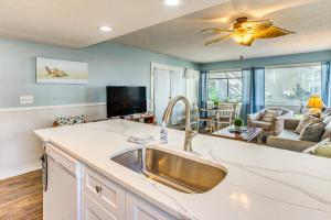 Walk to Ocean Myrtle Beach Retreat with Sunroom