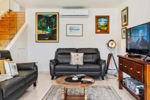 Karinya apartment waterfront views - 2 Bed 2 Bath