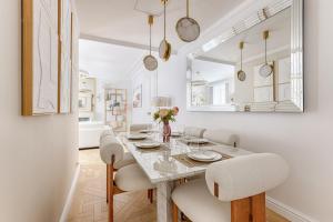 Elegant Luxury Apartment for 6 on Champs-Élysées
