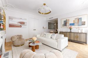 Elegant Luxury Apartment for 6 on Champs-Élysées