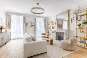 Elegant Luxury Apartment for 6 on Champs-Élysées