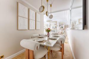 Elegant Luxury Apartment for 6 on Champs-Élysées