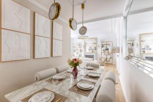 Elegant Luxury Apartment for 6 on Champs-Élysées