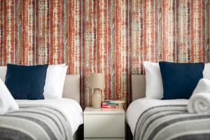 Long Stays-Sleeps 9-Parking-By FabAccommodation