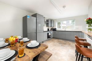 Long Stays-Sleeps 9-Parking-By FabAccommodation