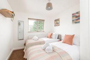 Long Stays-Sleeps 9-Parking-By FabAccommodation
