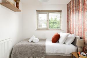 Long Stays-Sleeps 9-Parking-By FabAccommodation