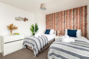 Long Stays-Sleeps 9-Parking-By FabAccommodation