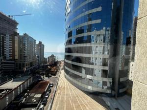 Apartamento com 03 suítes na meia praia