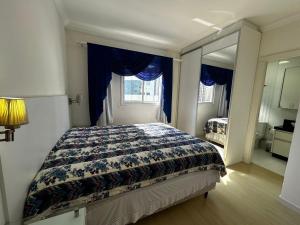 Apartamento com 03 suĂtes na meia praia