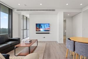 Luxe 2-Bed: Modern Interiors Balcony & BBQ Area