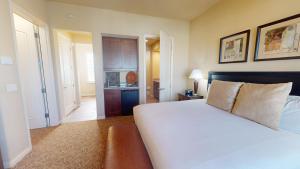 LV222 Spacious Upstairs 2BR Lock-Off in Legacy Villas
