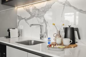 Elegant 2-Bed with Superb Views & Amenities