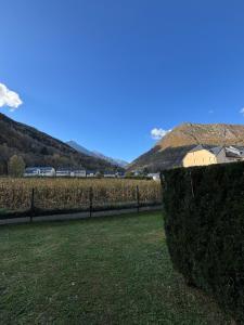 HOUNTANET appart 5 personnes vue montagne avec jardin