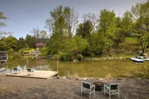 Cozy Athens Cabin on the Lake with Hot Tub & Backyard - Kinderhook