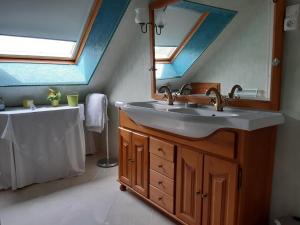 B&B / Chambres d'hotes Chambres d-hotes Les Hauts de la Vaucouleurs suite Blanche Colombe : photos des chambres
