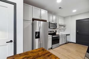 CozySuites Mass with parking lounge & roof deck #24