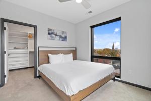 CozySuites Mass with parking lounge & roof deck #29