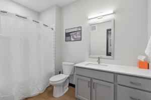 CozySuites Mass with parking lounge & roof deck #29