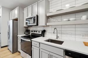 CozySuites Mass with parking lounge & roof deck #25