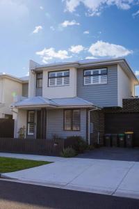 Luxe Altona Haven - Executive 3BR Family Townhouse