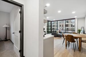 CozySuites Mass with parking lounge & roof deck #37