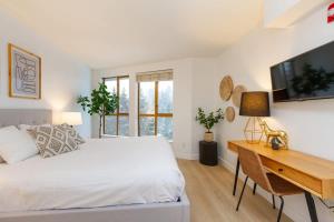 Renovated 1Bed-1Bath in Village with Pool, Hot Tub, and Sauna