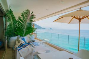 Full Floor Beachfront Luxury Apartment