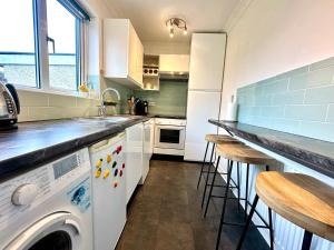 3-Bed Bungalow near Elizabeth Line, Parking