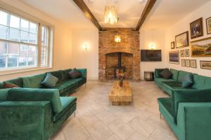 Fabulous Retreat sleeps 14 with Pool and Sauna - Pass the Keys