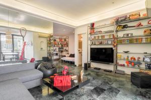 Comics Roma Penthouse, Funny Flat Nearby Colosseum