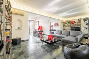 Comics Roma Penthouse, Funny Flat Nearby Colosseum