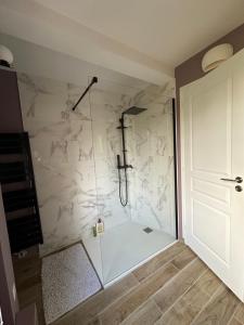 Villas Demeure de charme - 10 min plage - Golf 4km - Lac Caniel 1km : photos des chambres