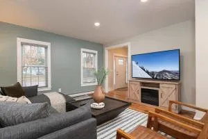 Updated Family-sized Home in Heart of Rutland, Near Slopes, EV Level 2, Hot Tub - Castleton