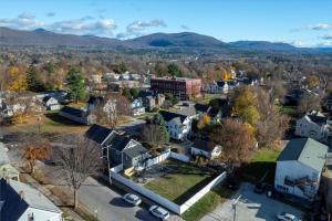 Updated Family-sized Home in Heart of Rutland, Near Slopes, EV Level 2, Hot Tub