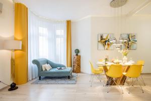 Designer Luxury Home Next To Dohany Synagogue with Balcony