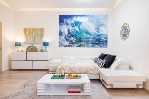 Designer Luxury Home Next To Dohany Synagogue with Balcony