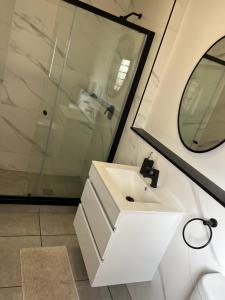 17 Elizabeth Place - Beautiful and spacious self catering 3 bedroom unit next to Kyalami Racetrack with free WiFi - Perfect for a big family in Midrand Waterfall