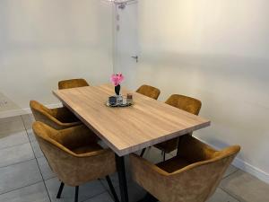 17 Elizabeth Place - Beautiful and spacious self catering 3 bedroom unit next to Kyalami Racetrack with free WiFi - Perfect for a big family in Midrand Waterfall