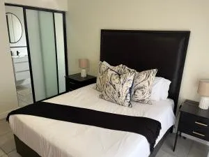 17 Elizabeth Place - Beautiful and spacious self catering 3 bedroom unit next to Kyalami Racetrack with free WiFi - Perfect for a big family in Midrand Waterfall - Kyalami