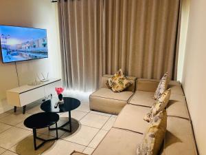 17 Elizabeth Place - Beautiful and spacious self catering 3 bedroom unit next to Kyalami Racetrack with free WiFi - Perfect for a big family in Midrand Waterfall